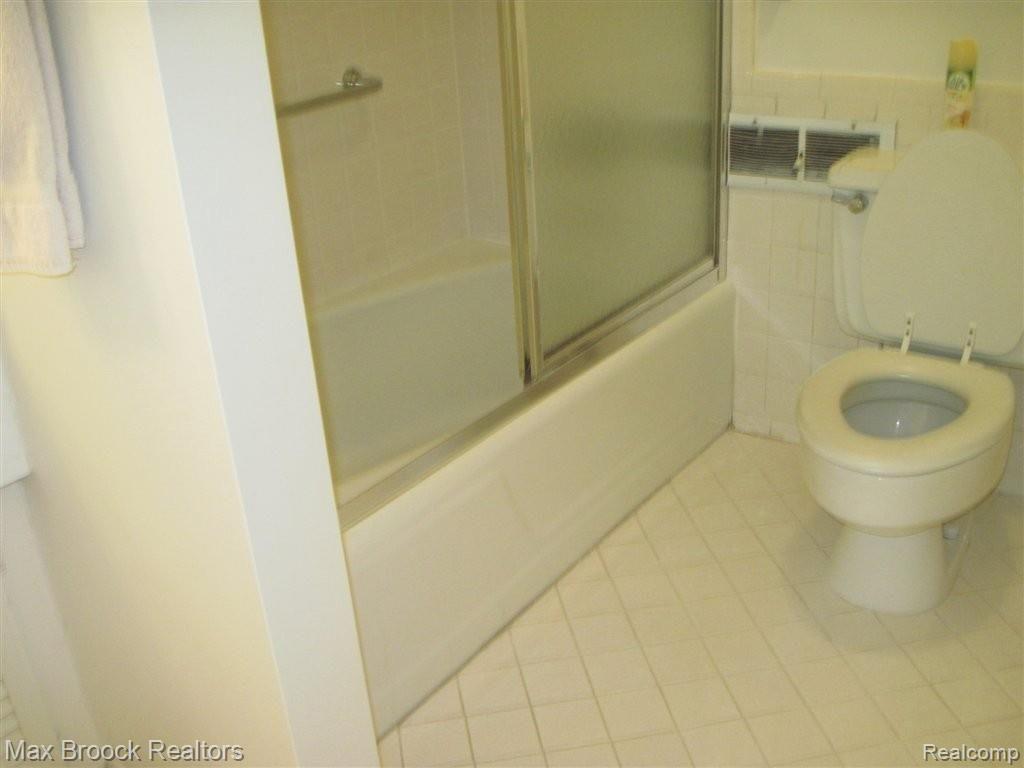 4041 West Maple Road, Unit 104 Bloomfield Hills, MI 48301 - Photo 14 of 18 Master Bath