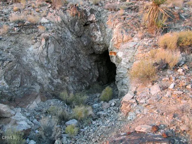 a view of entryway with outdoor area