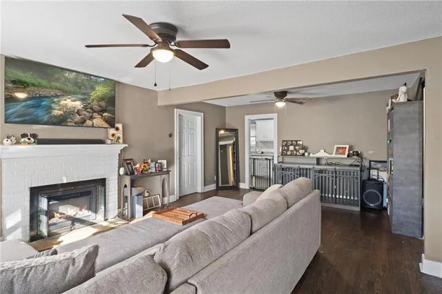 $185,000 | 2804 Northeast Parvin Road, Kansas City, MO 64117