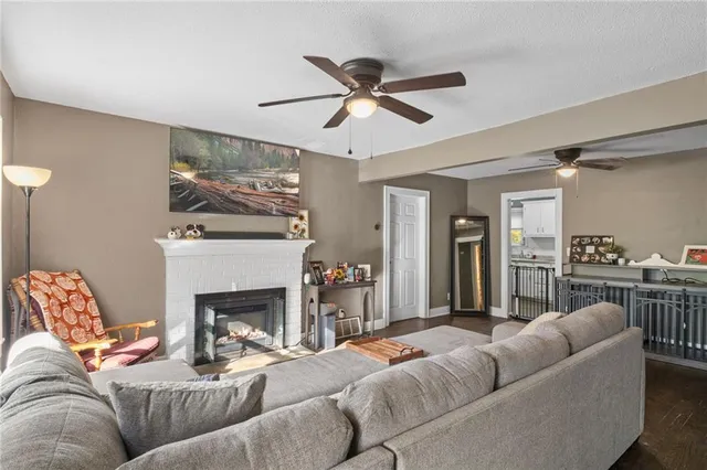 $185,000 | 2804 Northeast Parvin Road, Kansas City, MO 64117