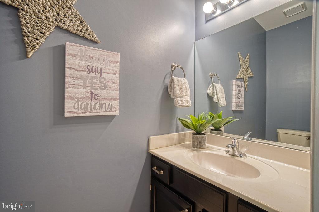1133 Round Pebble Lane Reston, VA 20194 - Photo 11 of 31 MAIN LEVEL POWDER ROOM