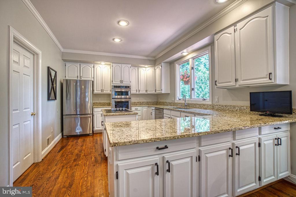 1133 Round Pebble Lane Reston, VA 20194 - Photo 5 of 31 THE HEART OF THE HOME