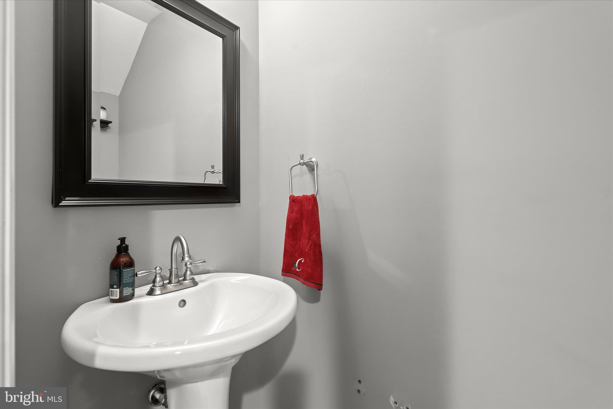 910 South Decker Avenue Baltimore, MD 21224 - Photo 16 of 60 Main Level Powder Room