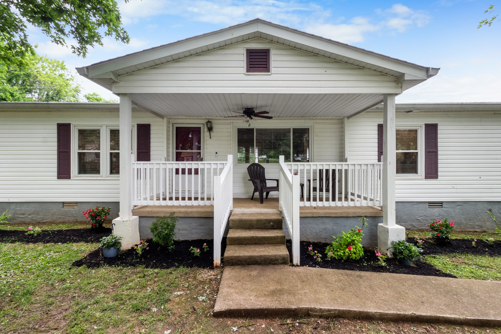 5674 Lakeview Road Springfield, TN 37172 - Photo 3 of 54 a front view of a house with a yard