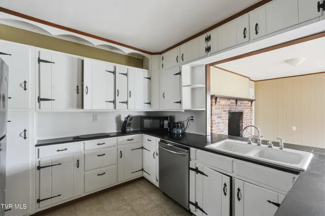 $189,900 | 2245 Saltville Highway, Saltville, VA 24370