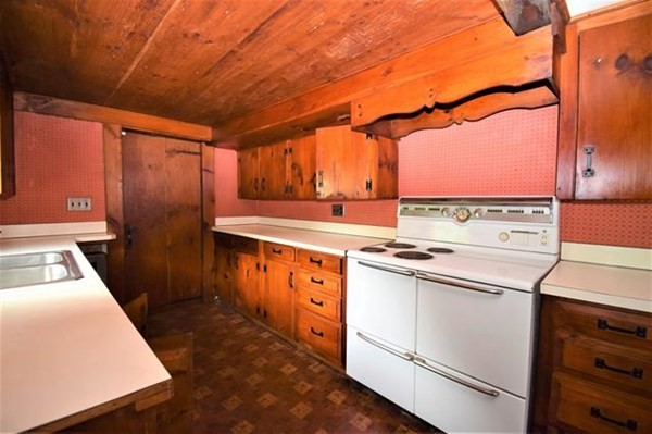 8 Old Coach Road Kingston, NH 03848 - Photo 20 of 27 a kitchen with a stove and a refrigerator