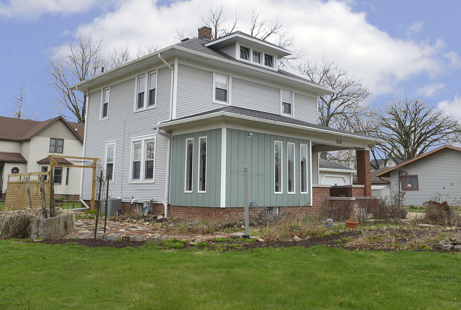 210 6th Street Mendota, IL 61342 - Photo 18 of 27 a front view of a house with a yard