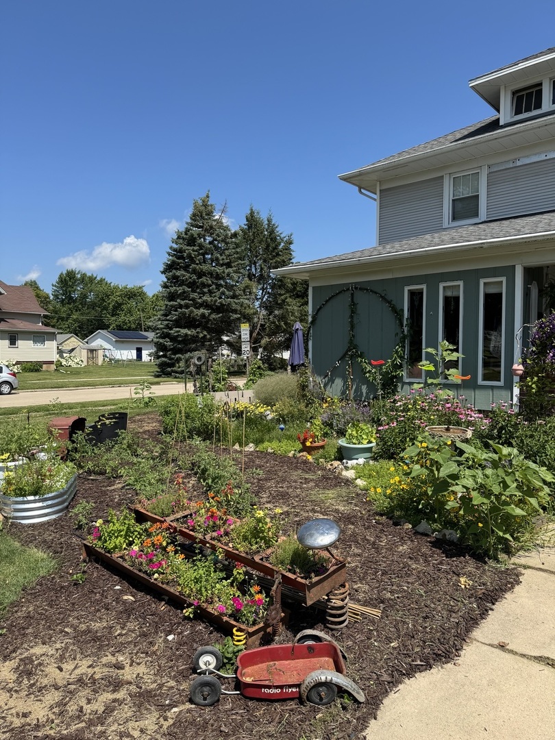 210 6th Street Mendota, IL 61342 - Photo 27 of 27 a front view of a house with garden