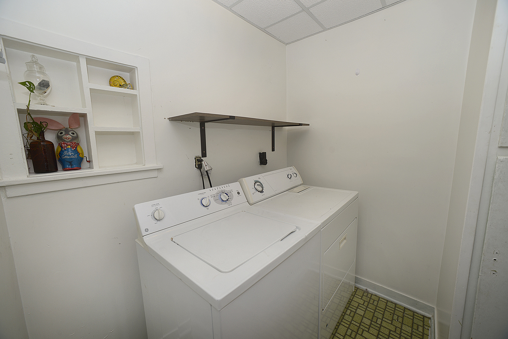 210 6th Street Mendota, IL 61342 - Photo 7 of 27 a utility room with dryer and washer