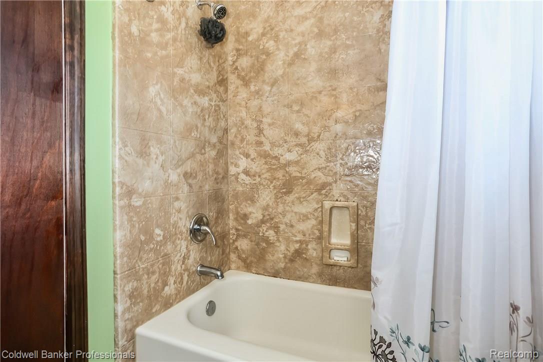 14001 Newburgh Road Livonia, MI 48150 - Photo 23 of 39 023-Bathroom-5284031-large.jpg