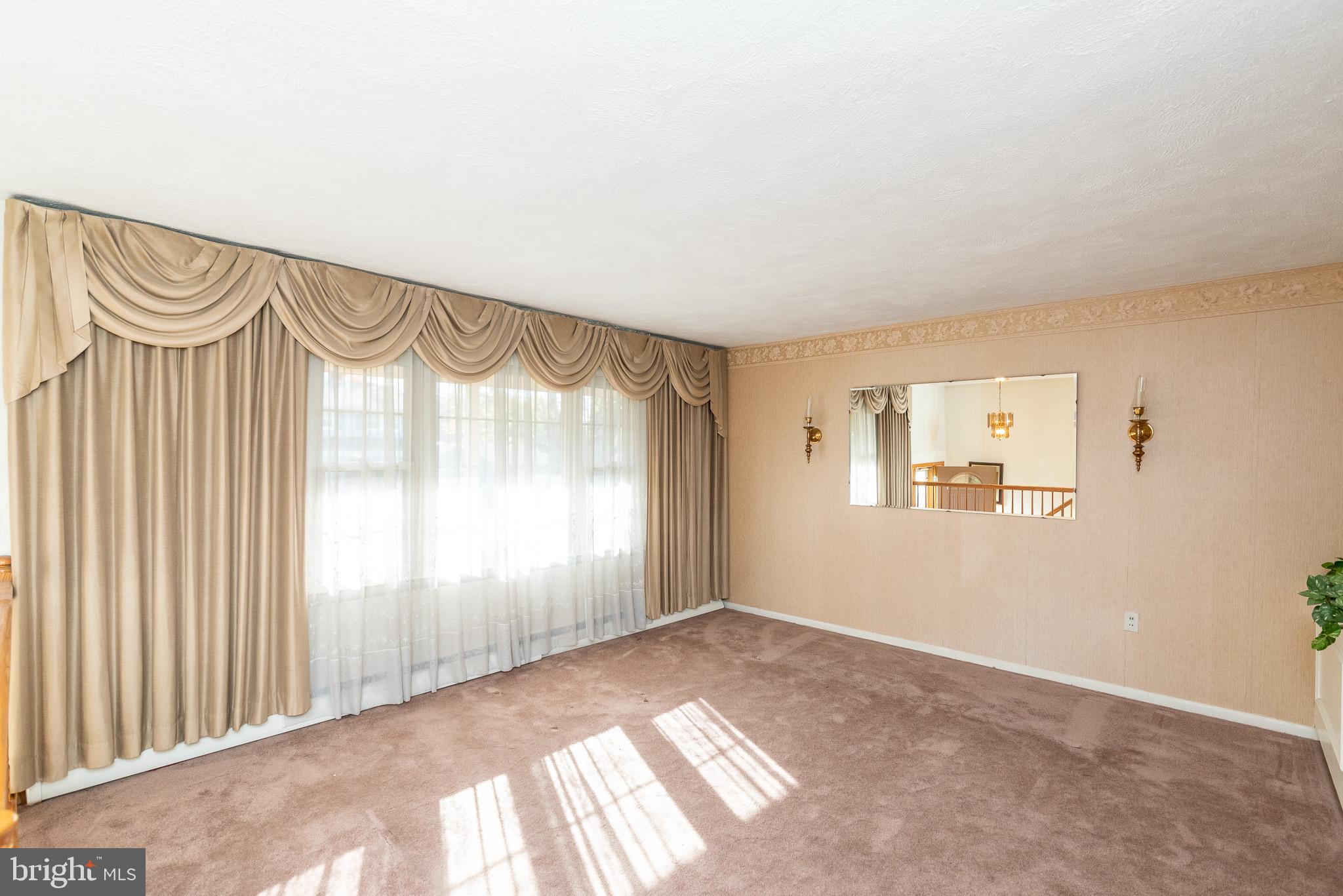 1319 Roxboro Road Baltimore, MD 21237 - Photo 3 of 49 Living Room