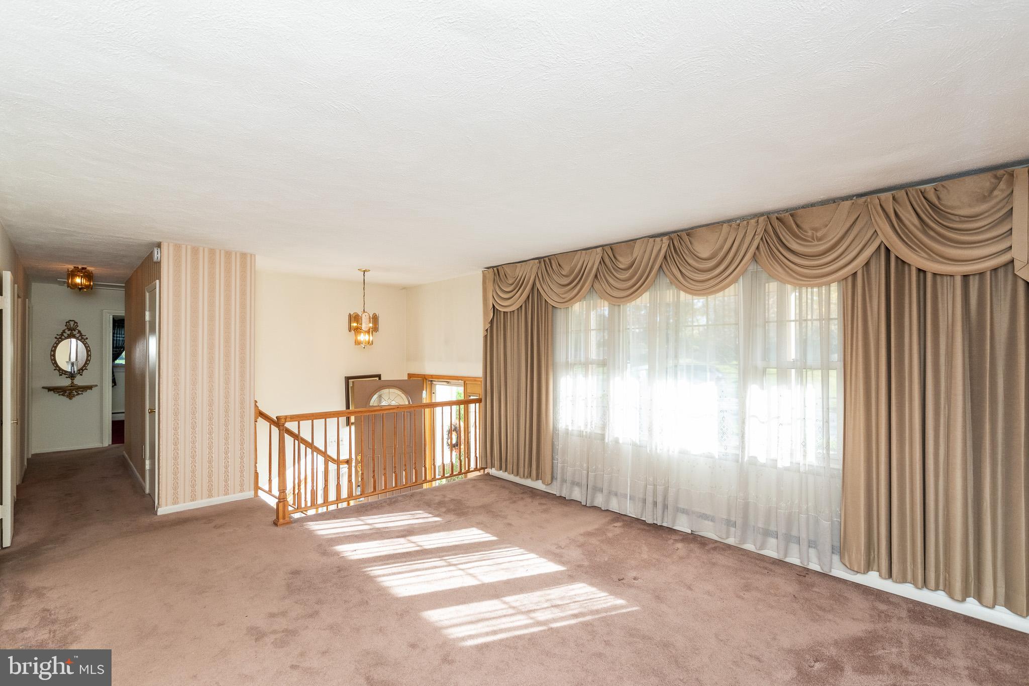 1319 Roxboro Road Baltimore, MD 21237 - Photo 4 of 49 Living Room