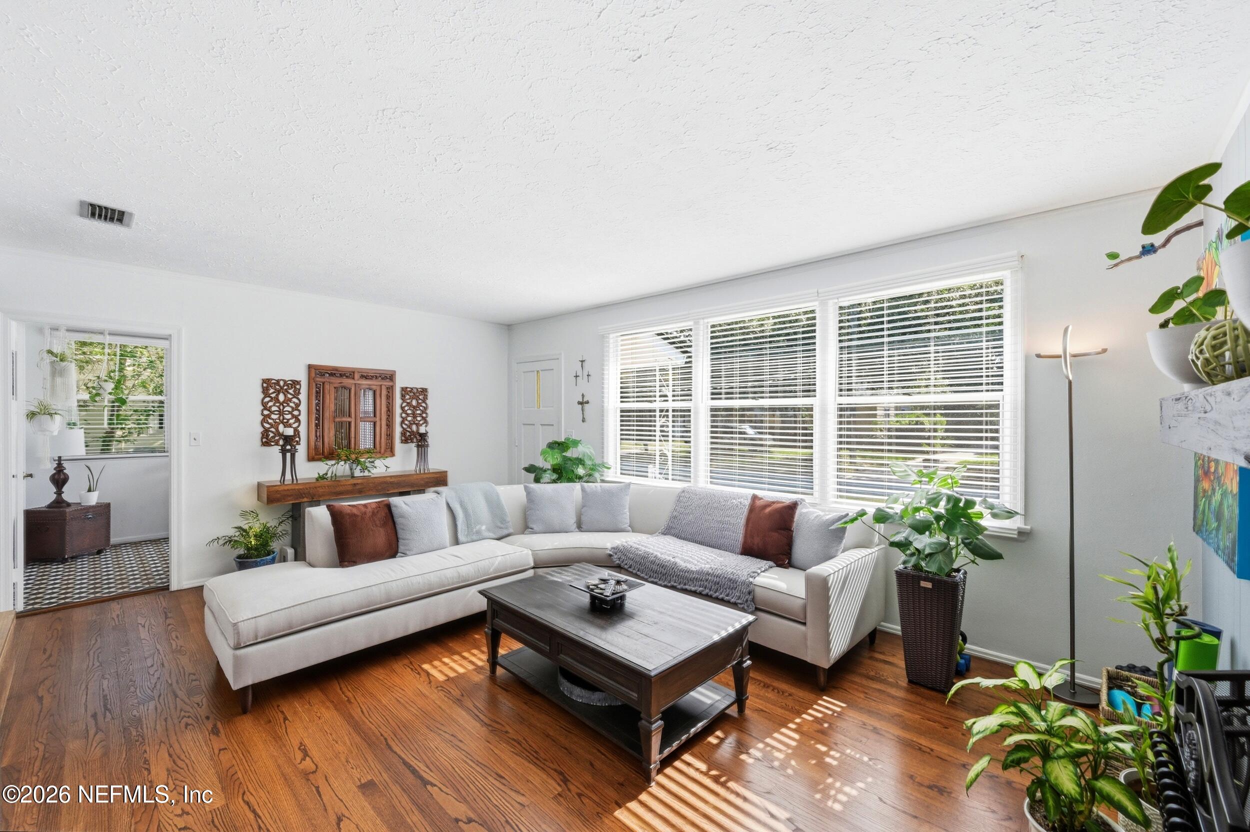 1732 Planters Road Jacksonville, FL 32207 - Photo 8 of 30 Living Room