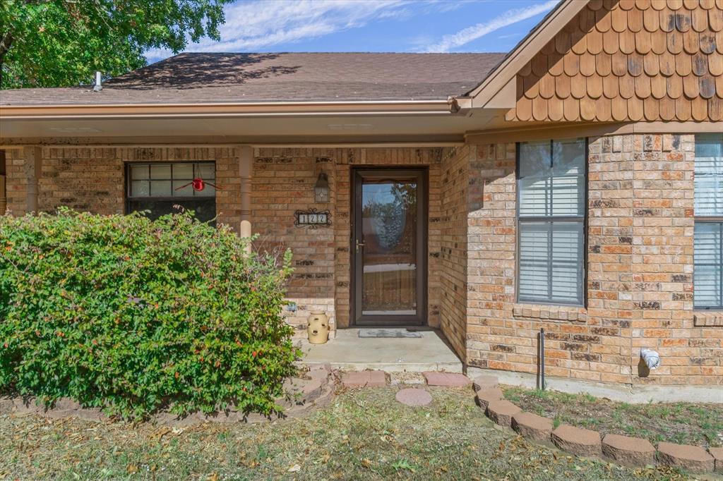 122 Bull Durham Road Wills Point, TX 75169 - Photo 2 of 33 a front view of a house with garden