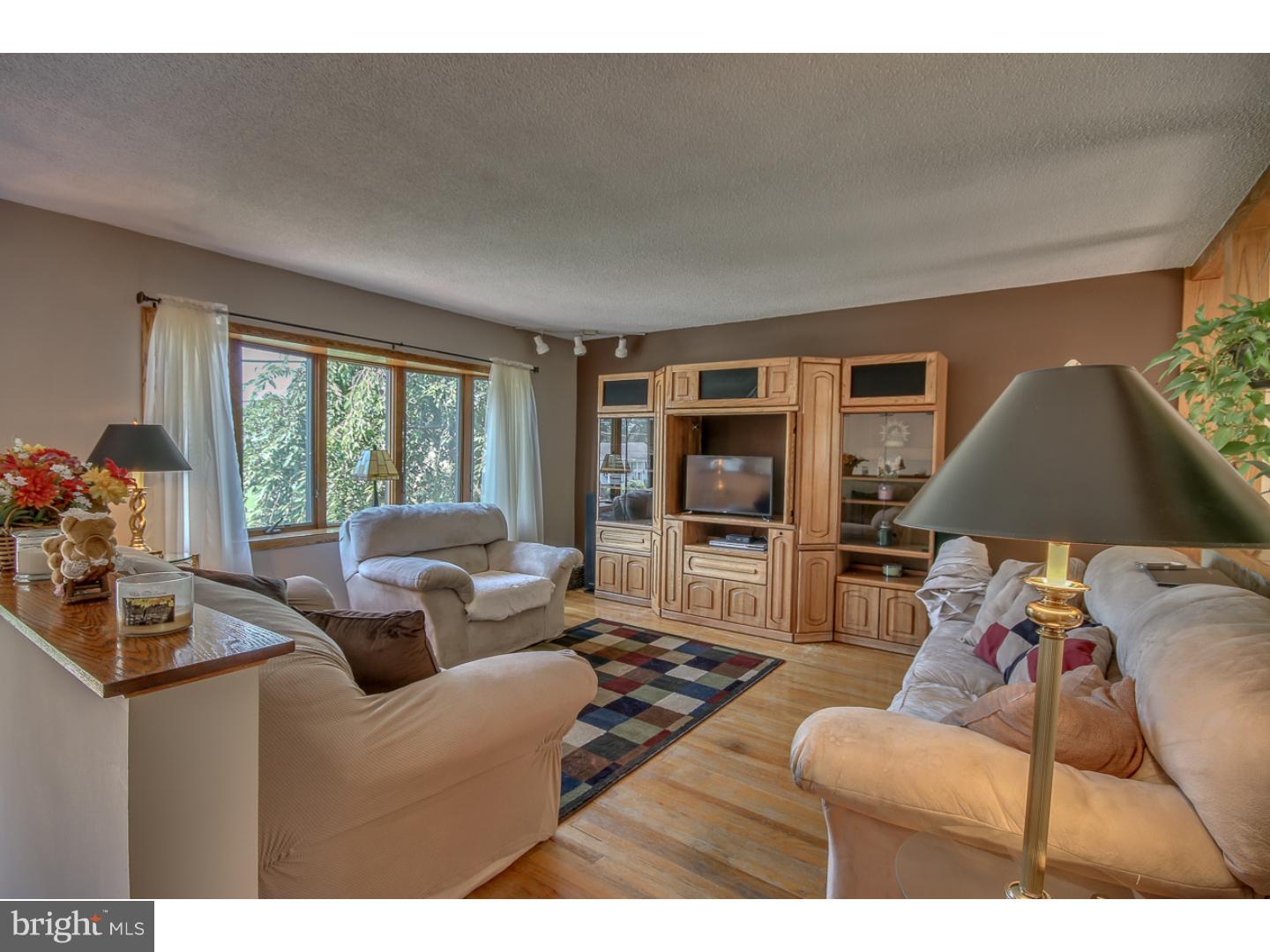 497 Byron Road Warminster, PA 18974 - Photo 4 of 25 Living Room