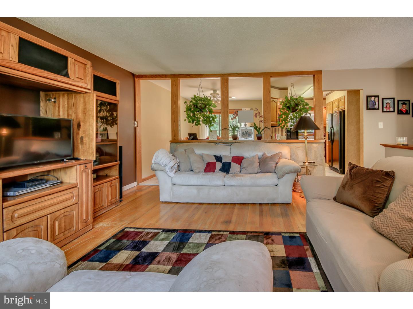 497 Byron Road Warminster, PA 18974 - Photo 5 of 25 Living Room