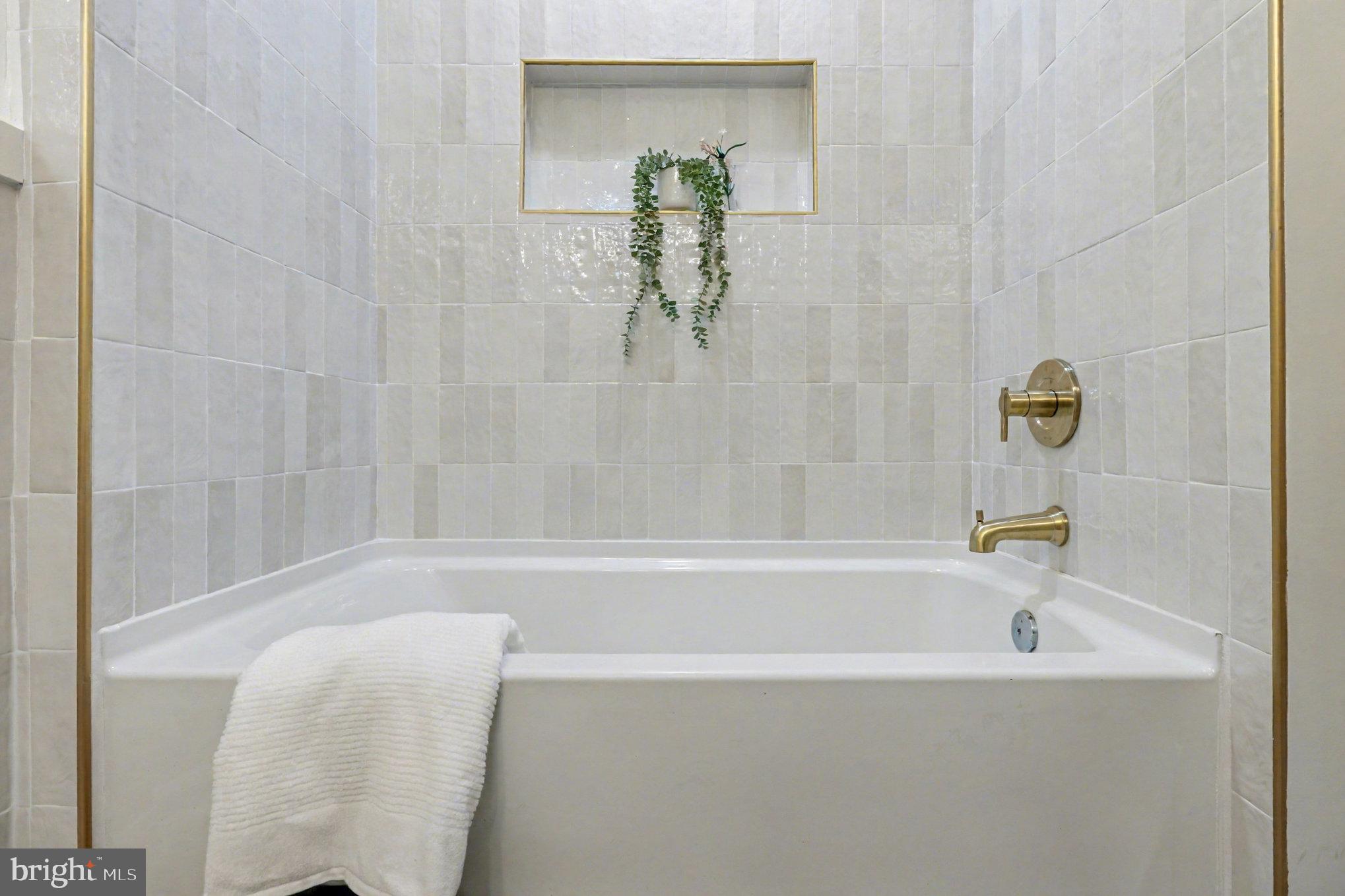 846 Borden Road Bumpass, VA 23024 - Photo 24 of 32 a bathroom with a bathtub