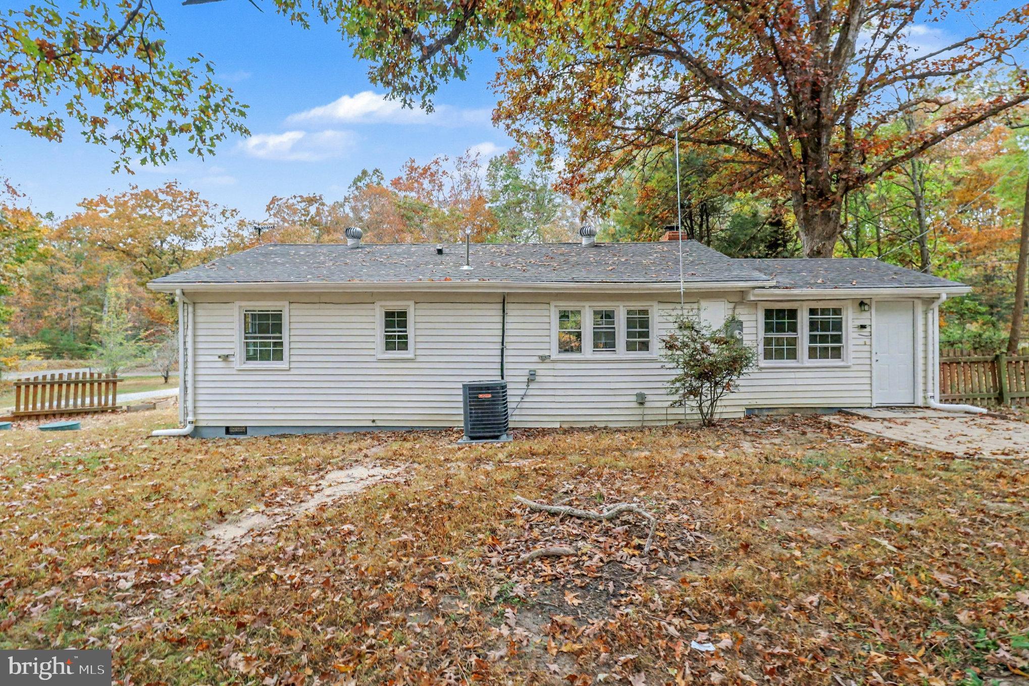 846 Borden Road Bumpass, VA 23024 - Photo 27 of 32 a backyard of a house with table and chairs