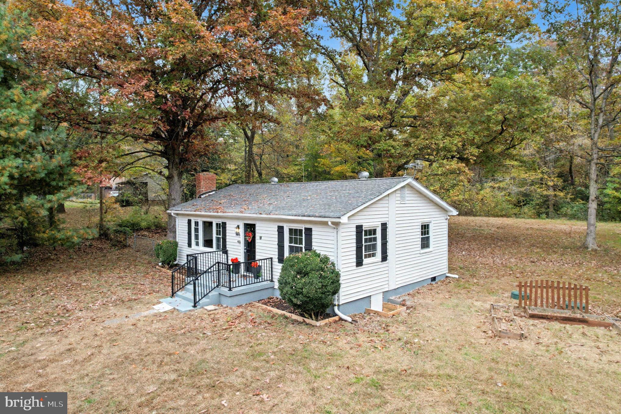 846 Borden Road Bumpass, VA 23024 - Photo 4 of 32 a view of outdoor space yard and front view of a house