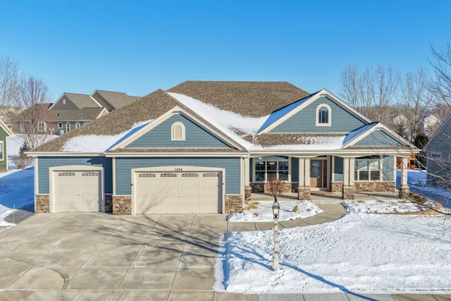 $800,000 | 1524 Mohican Trail, Waukesha, WI 53189
