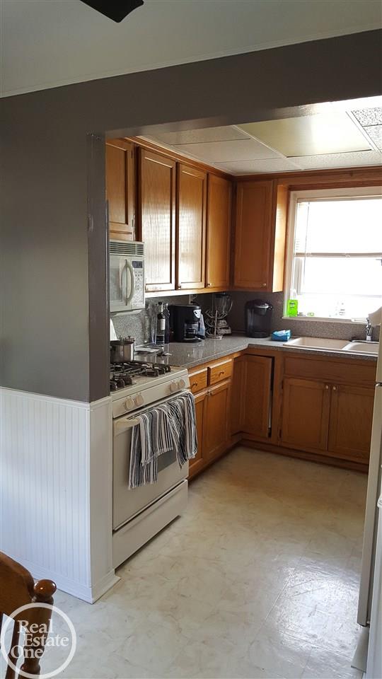 25196 Hayes Road Roseville, MI 48066 - Photo 9 of 15 31321208-8.JPG