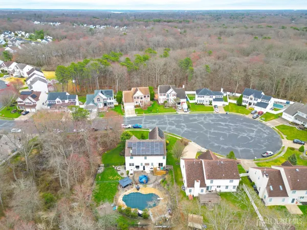 $1,100,000 | 8 Clearbrook Court, Howell, NJ 07731