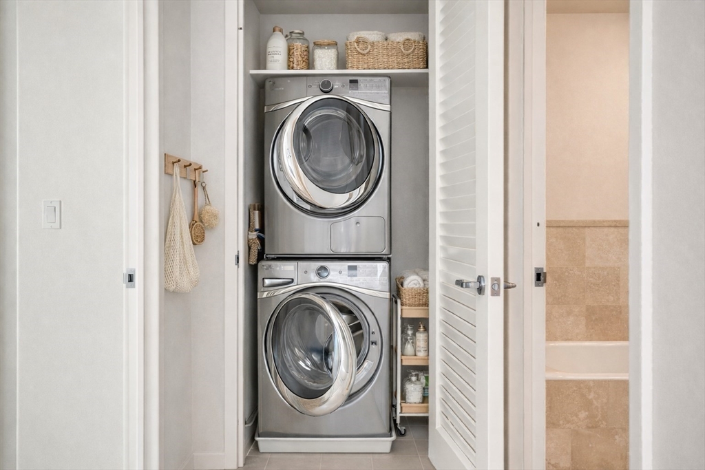 1 Franklin Street, Unit 1714 Boston, MA 02110 - Photo 8 of 10 a utility room with dryer and washer