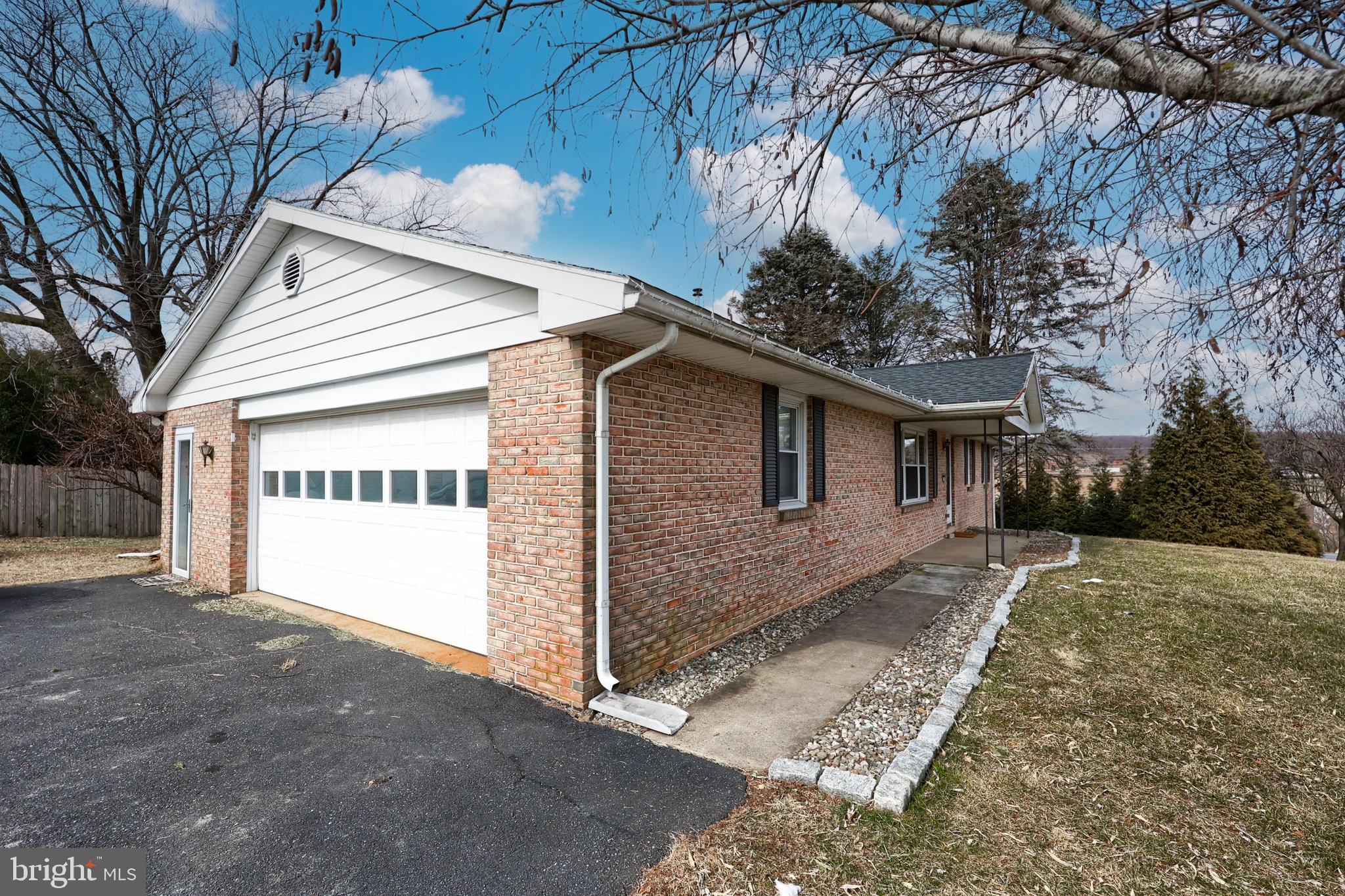 104 Shirktown Road Narvon, PA 17555 - Photo 6 of 50 Level walkway to front entrance
