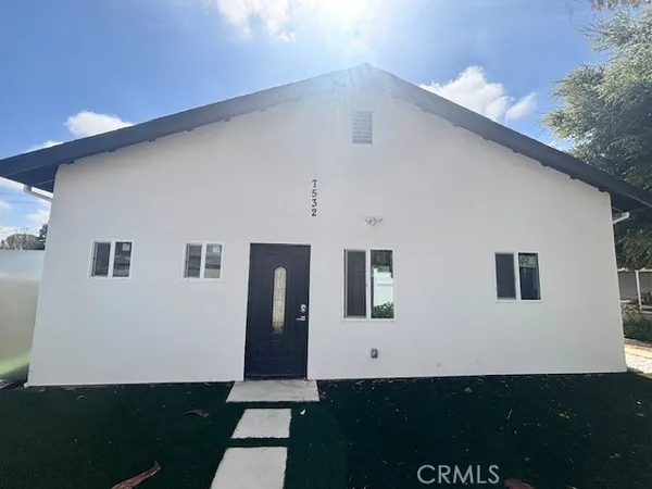 a view of a house with backyard