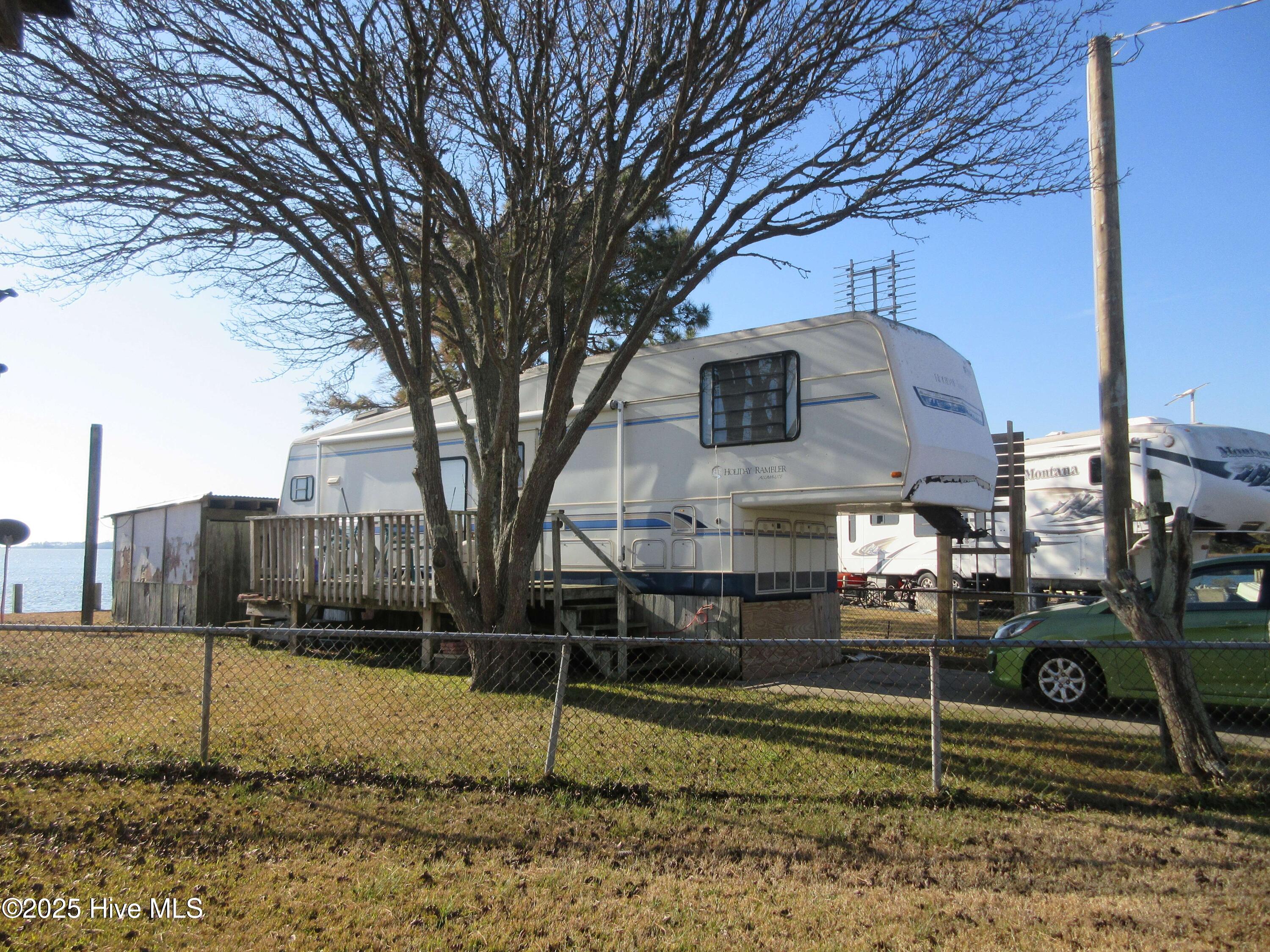 Main Pic / Camper-Lot