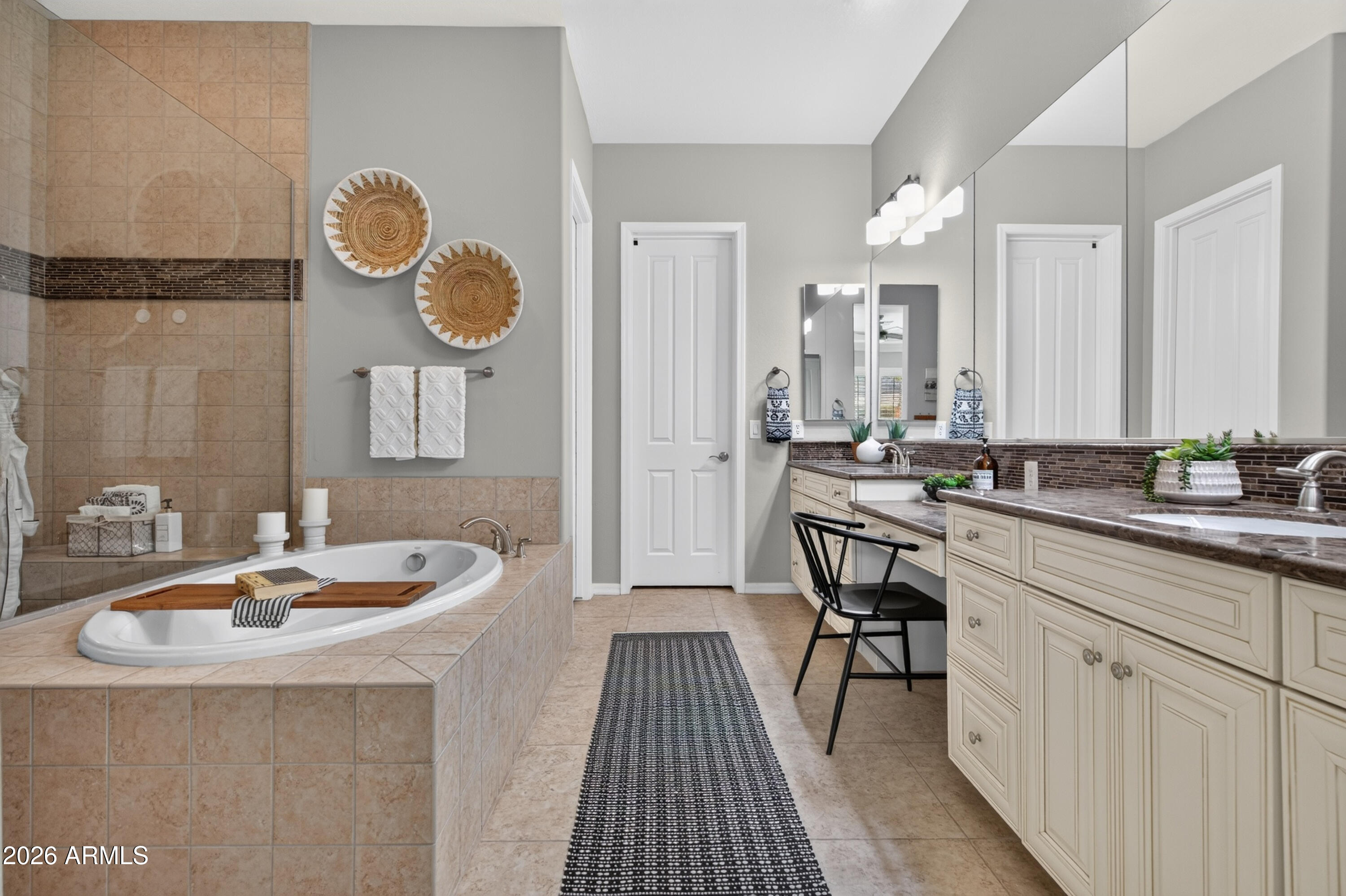 2883 East Ridgewood Lane Gilbert, AZ 85298 - Photo 37 of 77 Primary Bath w/Large Garden Tub