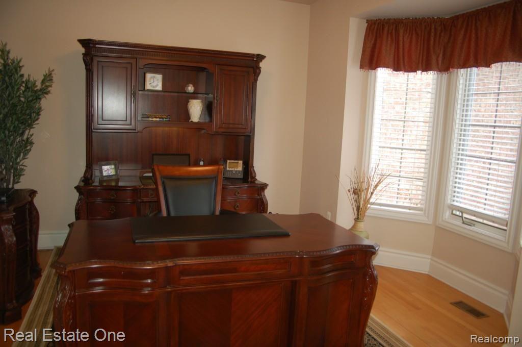 476 Oakbridge Drive Rochester, MI 48306 - Photo 6 of 38 LIBRARY.jpg
