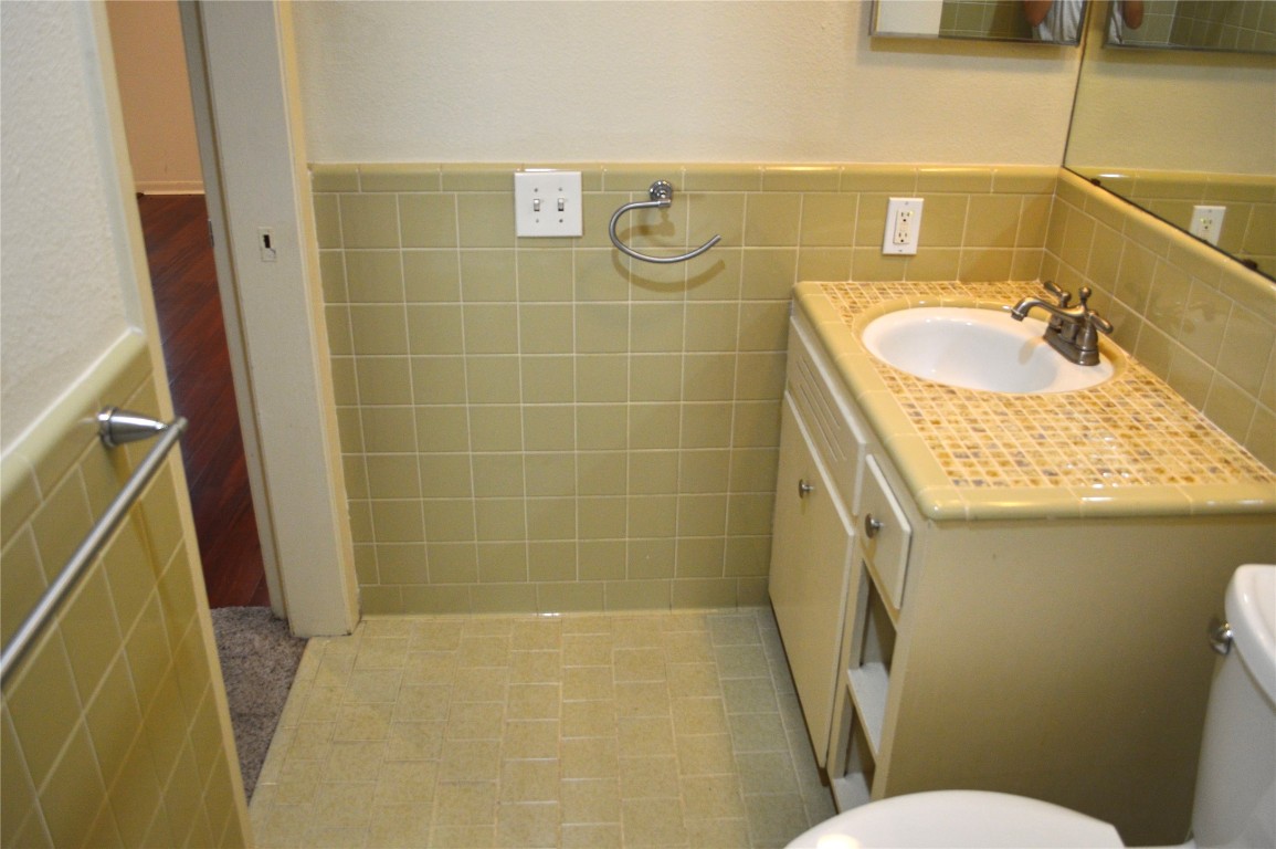 2800 Cole Street, Unit 202C Austin, TX 78705 - Photo 14 of 16 a bathroom with a sink a toilet and shower