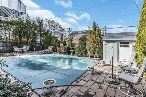 a view of a house with backyard