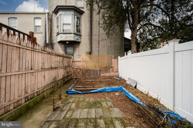 a view of a backyard with pathway