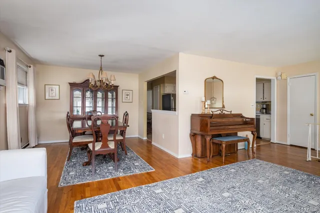 a view of a livingroom with furniture