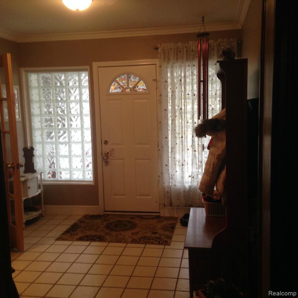 16450 Rougeway Street Livonia, MI 48154 - Photo 15 of 15 rougeway foyer 2.jpg