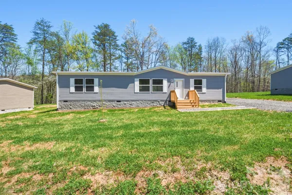 a view of a house with a backyard