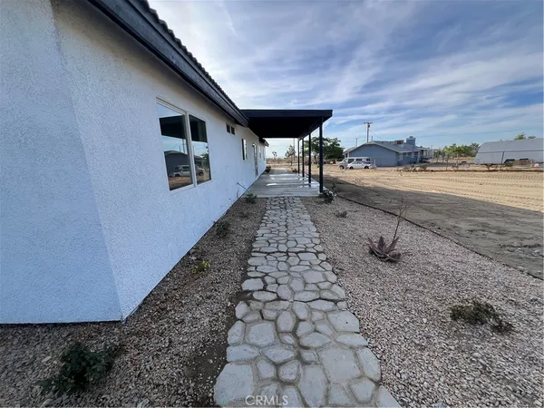 a view of a backyard