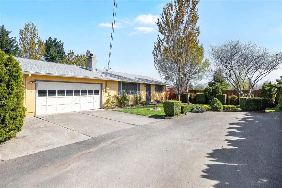 2280 Delta Waters Road Medford, OR 97504 - Photo 2 of 25 03-CI_0797