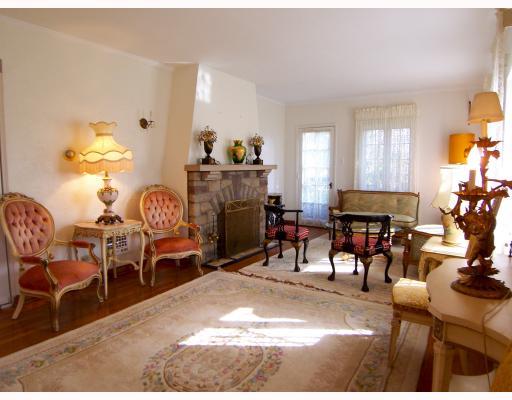 223 Castlegate Road Forest Hills, PA 15221 - Photo 3 of 18 Living Room.