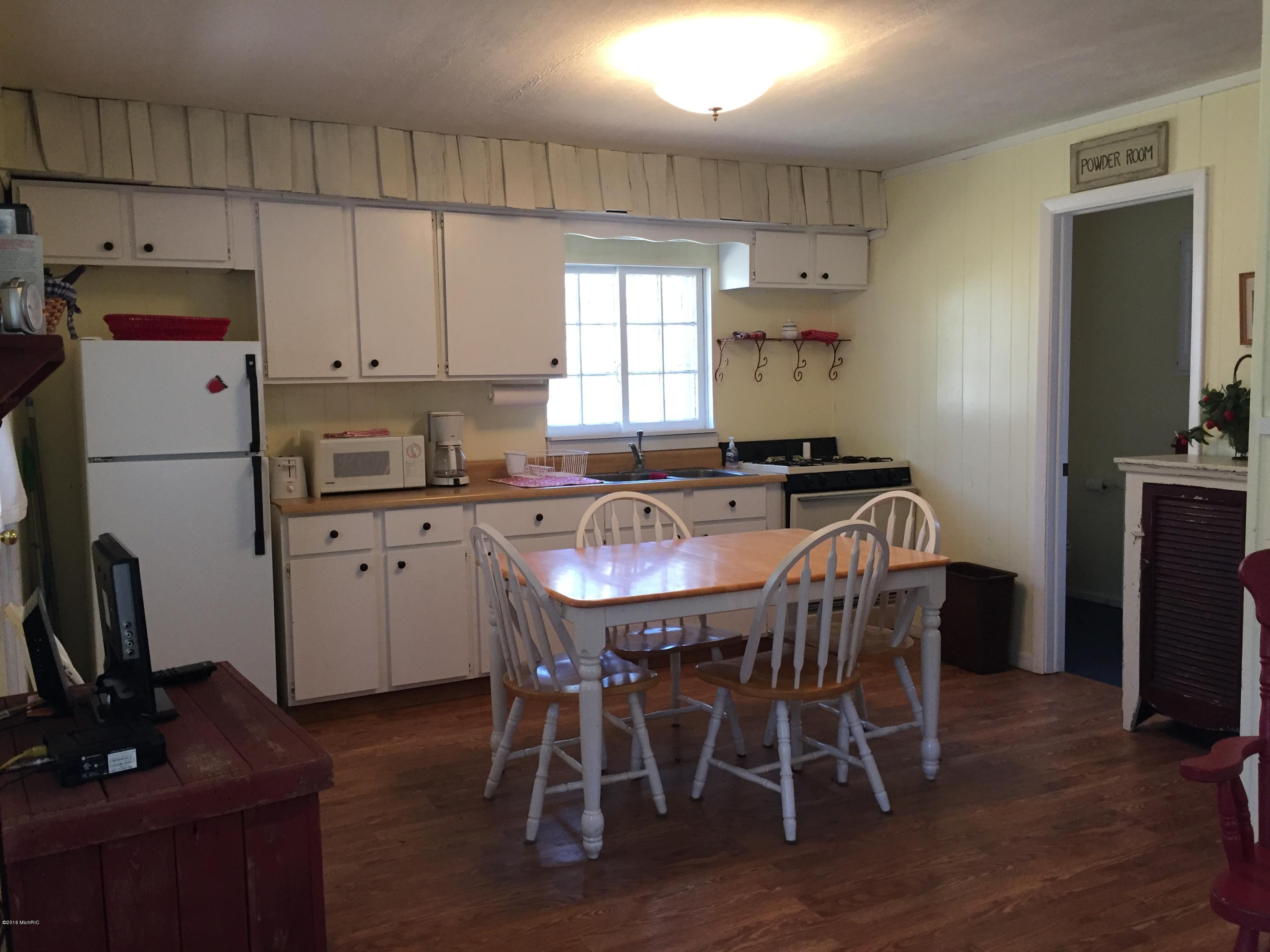 2704 Piney Ridge Road Ludington, MI 49431 - Photo 4 of 13 Cottage Kitchen