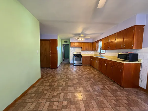 $279,900 | 28 South Willoway, North Aurora, IL 60542