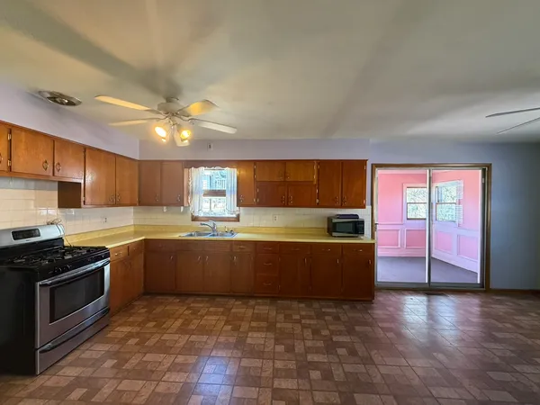 $279,900 | 28 South Willoway, North Aurora, IL 60542