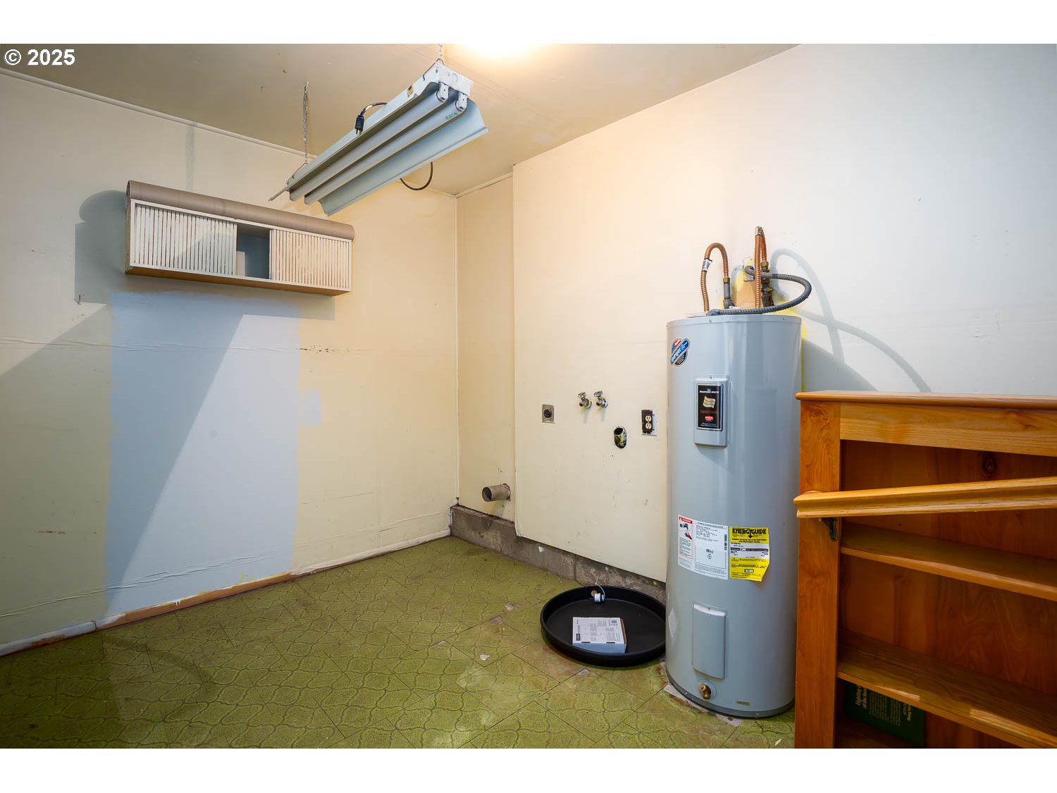 47711 Commercial Street Oakridge, OR 97463 - Photo 22 of 32 a living room with furniture