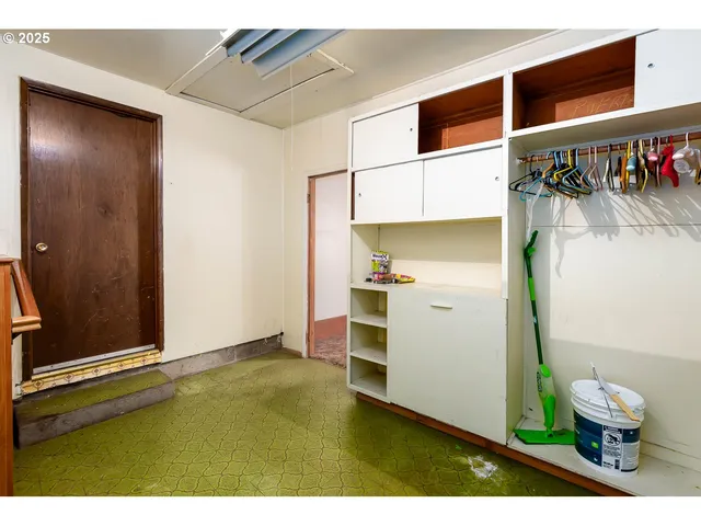 a view of walk in closet