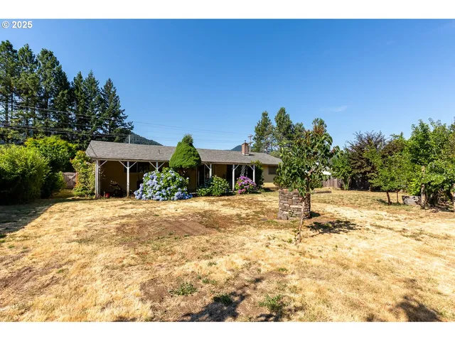 a view of a house with a yard