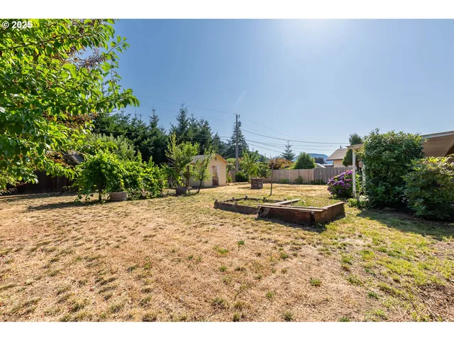 a view of a backyard of the house