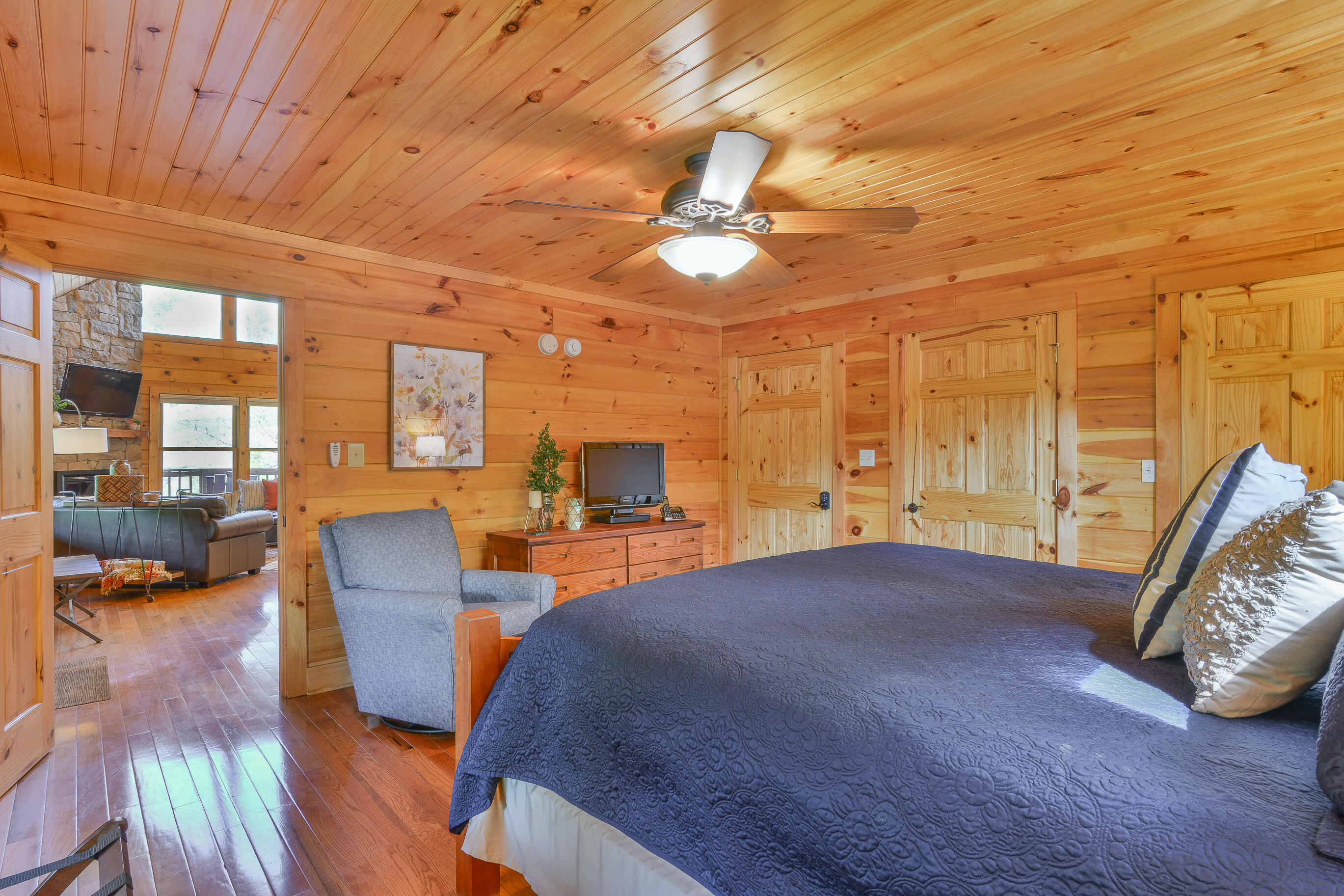 3219 Draft Road Butler, TN 37640 - Photo 13 of 50 MASTER BEDROOM SUITE ON MAIN