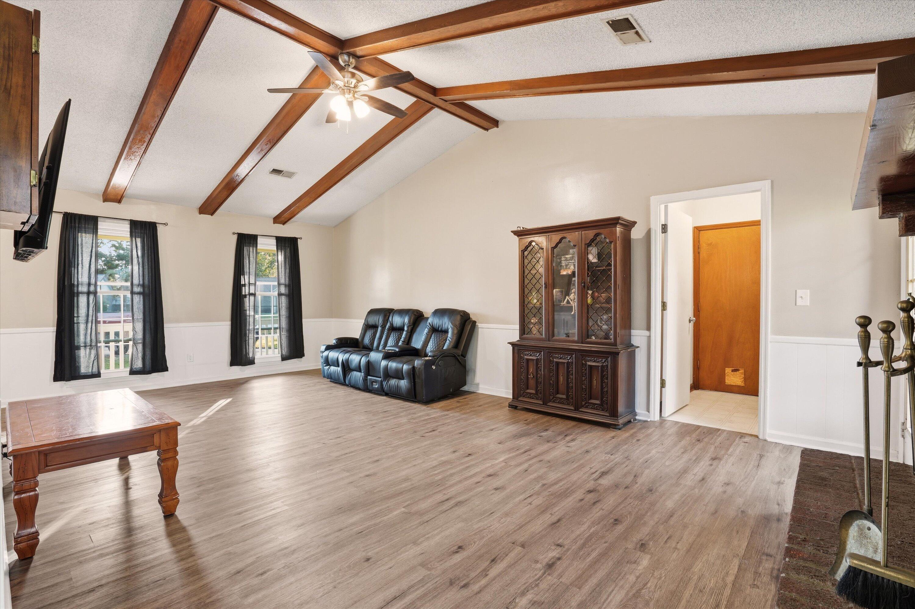 102 Moccasin Court Summerville, SC 29486 - Photo 11 of 28 Beautiful vaulted ceiling